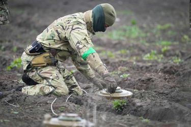 Un soldat ukrainien désamorce une mine à Irpin, le 19 avril 2022.