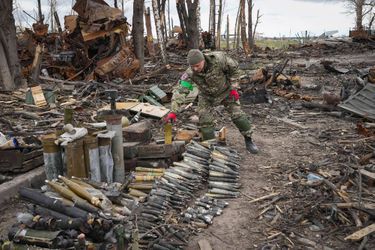 Un soldat ukrainien ramasse les bombes et engins explosifs ramassés à Hostomel, le 18 avril 2022.