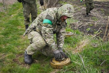 Un soldat ukrainien désamorce une mine à Irpin, le 19 avril 2022.