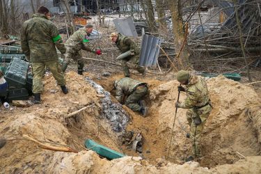Des soldats ukrainiens rangent les bombes et engins explosifs ramassés à Hostomel, le 18 avril 2022.