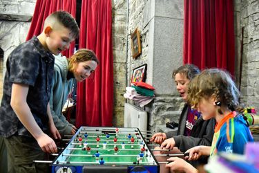 Max Skorynina, un jeune Ukrainien de 11 ans, joue avec Brian McKavanagh, Katie et Maria Haughian dans le château de Ballindooley, en Irlande, le 16 avril 2022.