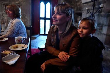 Maria Kozlovska et son fils de 7 ans Matvye, originaires de Zaporijjia, dans le château de Ballindooley, le 16 avril 2022.