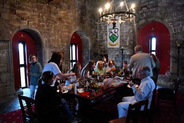Repas entre la famille Haughian et les Ukrainiens réfugiés qui vivent dans le château de Ballindooley, le 16 avril 2022.