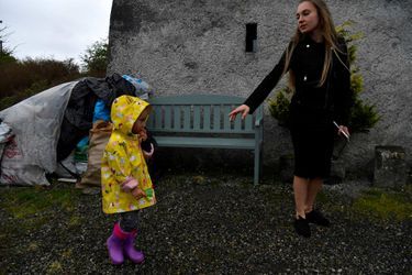 Olena Nazarachuk et sa fille Eva à l&#039;extérieur du château de Ballindooley, le 16 avril 2022.
