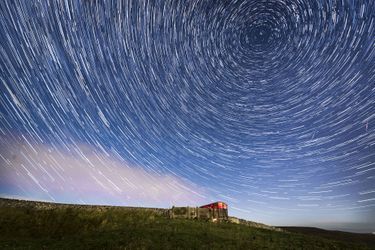 Composition d&#039;étoiles filantes photographiées lors des Lyrides en 2021, au Royaume-Uni.