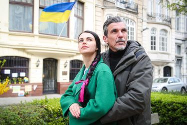 Avec Vitaliia Barco, son épouse, Olias Barco prend la pose devant le bâtiment de la Représentation permanente de l’Ukraine auprès de l’Union européenne, à Bruxelles. 