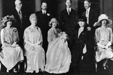 La princesse Elizabeth, le jour de son baptême le 29 mai 1926, avec notamment ses parents et grands-parents