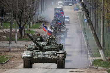Un convoi blindé de troupes pro-russes se déplace le long d'une route de Marioupol, en Ukraine le 21 avril 2022.