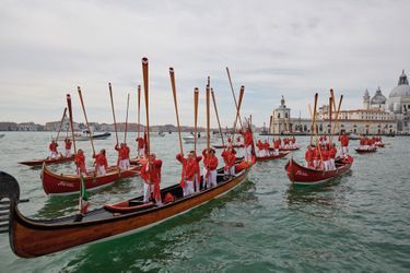 Des gondoliers de la flotte Generali ont lancé l’« alzaremi », un salut traditionnel, pour la cérémonie d’ouverture des Vieilles Procuraties, le 8 avril
