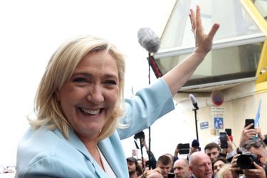 La candidate RN a, elle, choisi son fief des Hauts-de-France pour achever sa campagne, multipliant elle aussi les bains de foule et échanges avec des habitants.