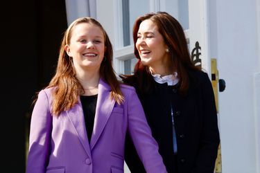 Les princesses Isabella et Mary de Danemark au château de Marselisborg, le 16 avril 2022 