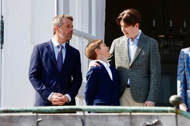Les princes Frederik, Christian et Vincent de Danemark au château de Marselisborg, le 16 avril 2022 