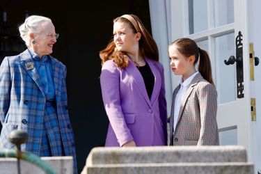 La reine Margrethe II de Danemark avec les princesses Isabella et Josephine au château de Marselisborg, le 16 avril 2022 jour de ses 82 ans
