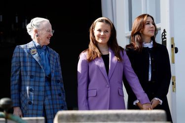 La reine Margrethe II de Danemark avec les princesses Isabella et Mary au château de Marselisborg, le 16 avril 2022 jour de ses 82 ans