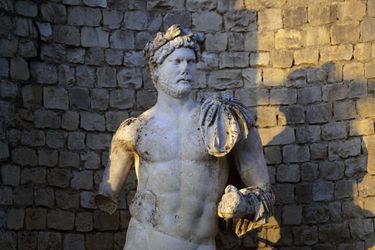 Statue de l’empereur Hadrien, sur le site antique de Puymin (Vaison-la-Romaine)