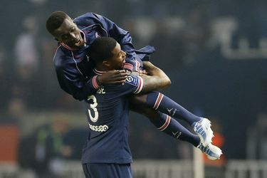 Presnel Kimpembe et Idrissa Gueye célèbrent le titre de champions de France.