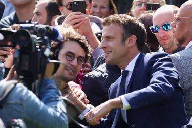 Emmanuel Macron a salué la foule en votant au Touquet, pour le second tour de l'élection présidentielle, le 24 avril 2022.