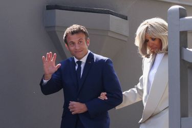 Emmanuel Macron et son épouse Brigitte Macron ont voté au Touquet, pour le second tour de l'élection présidentielle, le 24 avril 2022.