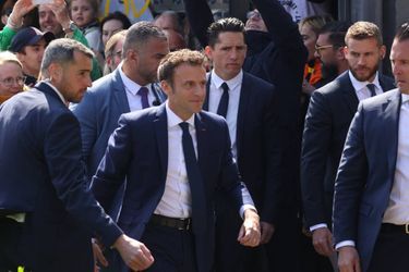 Emmanuel Macron a salué la foule en votant au Touquet, pour le second tour de l'élection présidentielle, le 24 avril 2022.