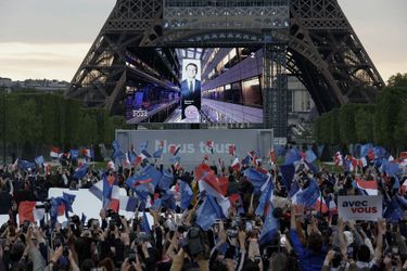 Les militants d&#039;Emmanuel Macron fêtent sa victoire au Champs-de-Mars à Paris.