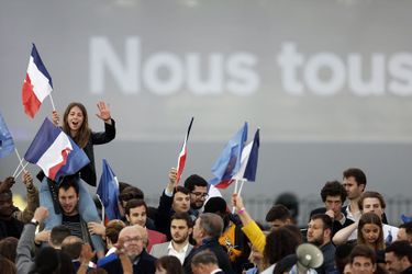 Les militants d&#039;Emmanuel Macron fêtent sa victoire au Champs-de-Mars à Paris.