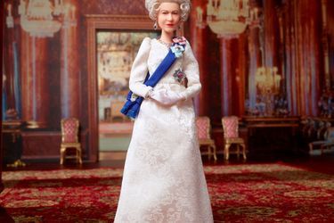 La Barbie collector Elizabeth II de Mattel, dévoilée le 21 avril 2022, est présentée dans une boîte au décor évoquant la Salle du trône de Buckingham Palace