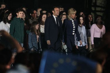 Arrivée d'Emmanuel et Brigitte Macron au Champ-de-Mars, accompagnés d'enfants. 