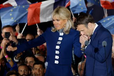 Emmanuel Macron et son épousé Brigitte fêtent la victoire devant leurs proches, des membres du gouvernement et des militants. 