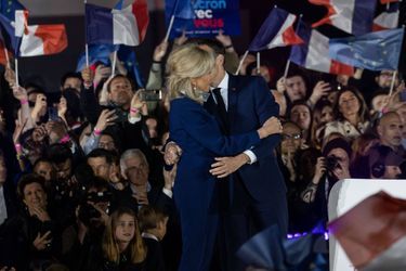 En bas à gauche, Françoise Noguès, la mère d&#039;Emmanuel Macron aux premières loges pour fêter la réélection de son fils. 