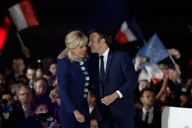 Emmanuel et Brigitte Macron au Champ-de-Mars, dimanche 24 avril. 