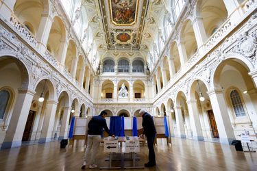 Bureau de vote à Lyon, pour le second tour de la présidentielle, dimanche 24 avril 2022.