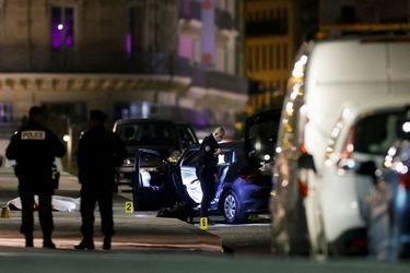 La police sur le Pont Neuf, où deux personnes qui roulaient dans une voiture à contresens, ont été tuées.