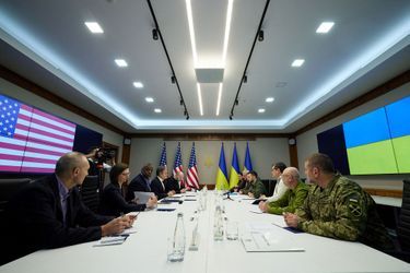 Le secrétaire d'État américain Antony Blinken et le secrétaire américain à la Défense Lloyd Austin assistent à une réunion avec le président ukrainien Volodymyr Zelenskiy, à Kiev, en Ukraine, le 24 avril 2022.