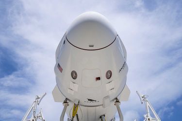 Gros plan de la capsule Ax-1 Crew Dragon de SpaceX, pilotée par l&#039;ancien astronaute hispano-américain Michael Lopez-Alegria.