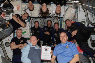 Les nouveaux pensionnaires accueillis par l&#039;ensemble des astronautes de l&#039;ISS.