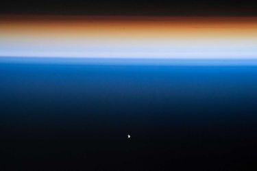 La capsule Crew Dragon se rapproche doucement (28.000 km/h) de la Station spatiale internationale (ISS).