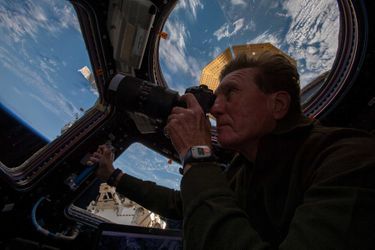 Et Larry Connor qui observe la Terre depuis la coupole de l&#039;ISS.