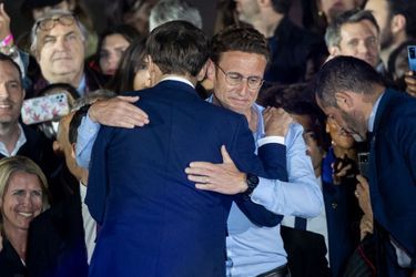 Emmanuel Macron enlace son frère Laurent. 
