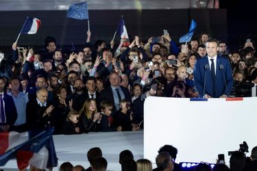 Emmanuel Macron à la tribune sous le regard de ses parents, son frère et ses petits-enfants. 