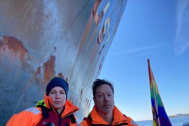 Les activistes de Greenpeace enchaînés au pétrolier «Ust Luga» dans le fjord d’Oslo, en Norvège, le 25 avril 2022.