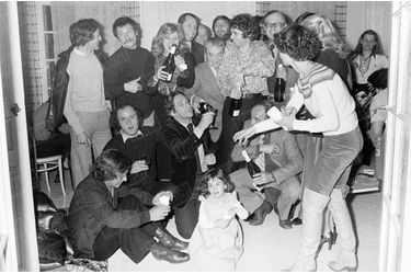 Jean-Jacques Annaud, au centre avec Jean Carmet, entouré de l’équipe du film, «la Victoire en chantant», Oscar du meilleur long métrage étranger, en avril 1977.