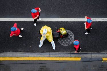 Les travailleurs en tenue de protection font une pause dans une rue à Shanghai, en Chine, le 26 avril 2022.