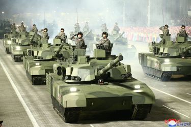 Des chars ont été exhibés durant le défilé militaire organisé à Pyongyang pour les 90 ans de l'Armée populaire révolutionnaire de Corée, le 25 avril 2022.