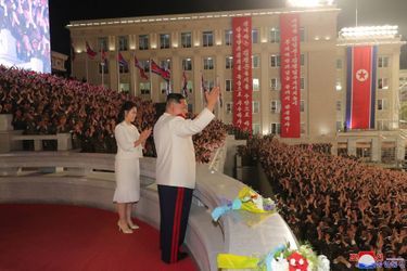Kim Jong Un et sa femme Ri Sol Ju ont assisté au défilé militaire organisé à Pyongyang pour les 90 ans de l'Armée populaire révolutionnaire de Corée, le 25 avril 2022.
