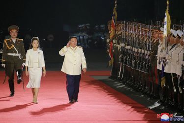 Kim Jong Un et sa femme Ri Sol Ju ont assisté au défilé militaire organisé à Pyongyang pour les 90 ans de l'Armée populaire révolutionnaire de Corée, le 25 avril 2022.