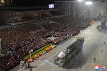 Des missiles et des chars ont été exhibés durant le défilé militaire organisé à Pyongyang pour les 90 ans de l&#039;Armée populaire révolutionnaire de Corée, le 25 avril 2022.