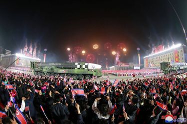 Le public durant la parade militaire organisé à Pyongyang pour les 90 ans de l'Armée populaire révolutionnaire de Corée, le 25 avril 2022.
