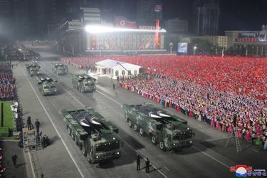 Des missiles et des chars ont été exhibés durant le défilé militaire organisé à Pyongyang pour les 90 ans de l'Armée populaire révolutionnaire de Corée, le 25 avril 2022.