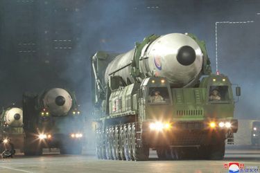 Des missiles ont été exhibés durant le défilé militaire organisé à Pyongyang pour les 90 ans de l&#039;Armée populaire révolutionnaire de Corée, le 25 avril 2022.
