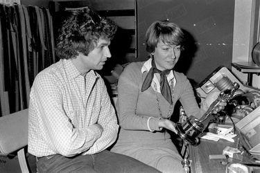 Jean-Jacques Annaud admire son Oscar en compagnie de la monteuse du film, Françoise Bonnot, en avril 1977.
